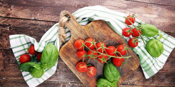 Wiśniowe pomidory z bazylią i danie szafy towl na deska do krojenia - Zdjęcie, obraz