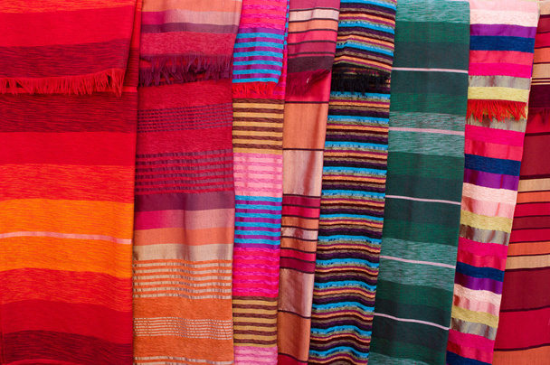 Lençóis listrados coloridos no mercado em Marrocos
 - Foto, Imagem