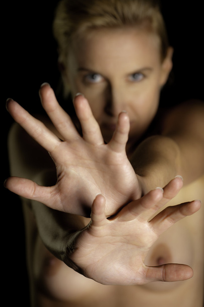 Mujer asustada con la mano extendida
 - Foto, imagen