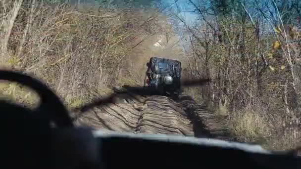 Extreme auto tourism. Stabilized camera follows a jeep climbing up a mountain. Stabilized camera follows a jeep climbing up a mountain - Footage, Video
