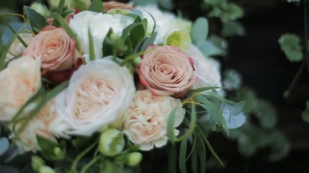 Hochzeitsstrauß aus Rosen und Nelken. Bräute Strauß am Hochzeitstag. Strauß verschiedener Blumen. Strauß schöner rosa, creme und weißer Blumen - Filmmaterial, Video