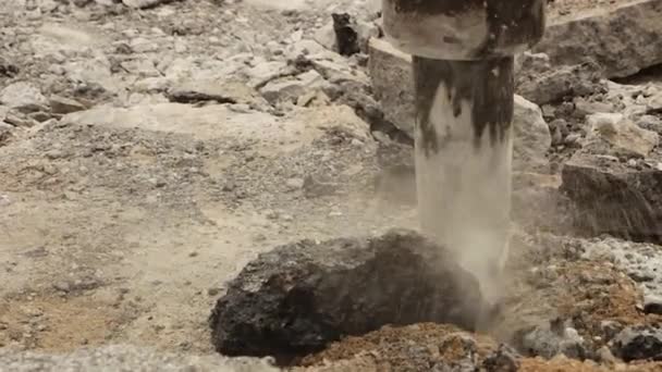Γκρο πλαν του σφυρί υδραυλικό βραχίονα σπάει η άσφαλτος στο δρόμο - Πλάνα, βίντεο