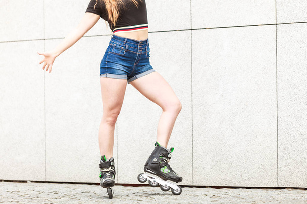 Woman riding roller skates - Foto, Imagem