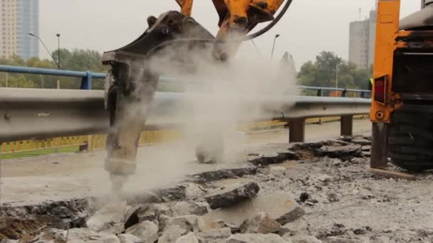 Gros plan du marteau hydraulique brise l'asphalte sur la route
 - Séquence, vidéo