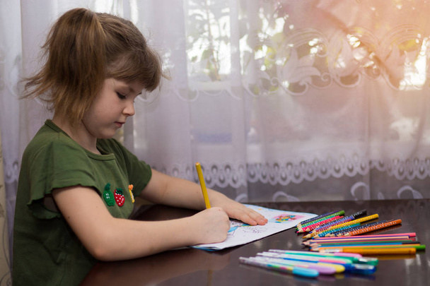 Retrato bonito da menina criança desenho por lápis multi-coloridos. conceito de crianças passatempo ou infância, estilo de vida feliz
 - Foto, Imagem