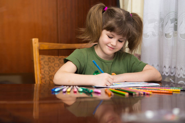 Симпатичный портрет маленькой девочки, нарисованный разноцветными карандашами. концепция детского хобби или детства, счастливый образ жизни
 - Фото, изображение