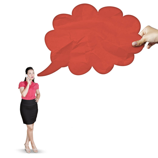 Καυκάσιος επιχειρηματίας κρατώντας ψηφιακή δισκίο με κόκκινο συνομιλία φούσκα για κείμενο - Φωτογραφία, εικόνα