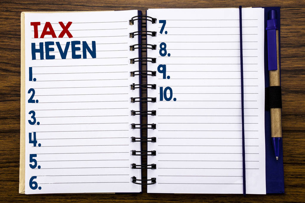 税アクティブ ユーザー 0 を示すテキストを書きます。ノートのメモ、ペンとマーカーの木製の背景に利益課税クチのビジネス コンセプト. - 写真・画像