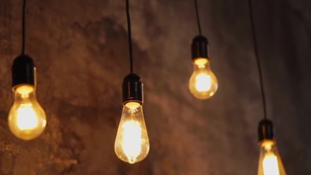 primo piano delle lampade della Eddison che pendono accanto al muro
 - Filmati, video