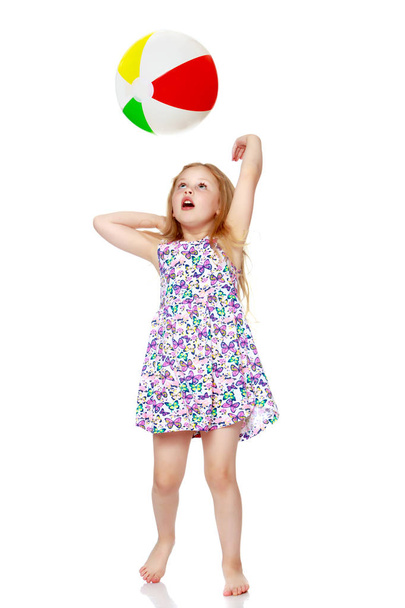 Little girl is playing with a ball - Foto, imagen