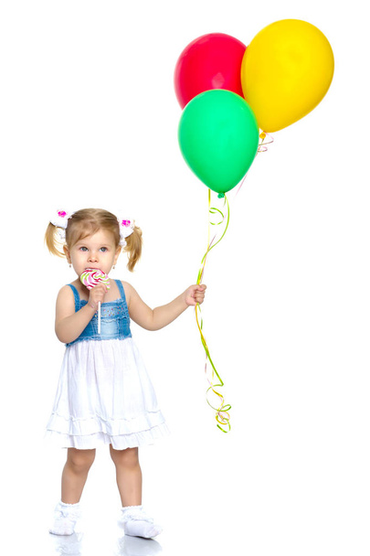 Little girl is playing with a balloon - Fotografie, Obrázek