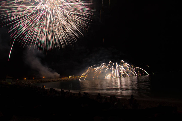 Fogos de artifício para eventos e celebrações
 - Foto, Imagem