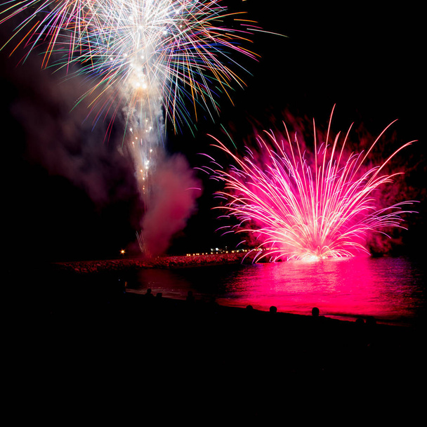 Fuegos artificiales para eventos y celebraciones
 - Foto, Imagen