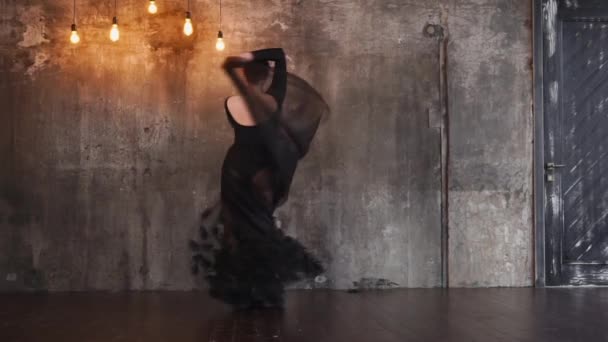 een jonge vrouw in een jurk met een gezwollen rok draait in dans - Video