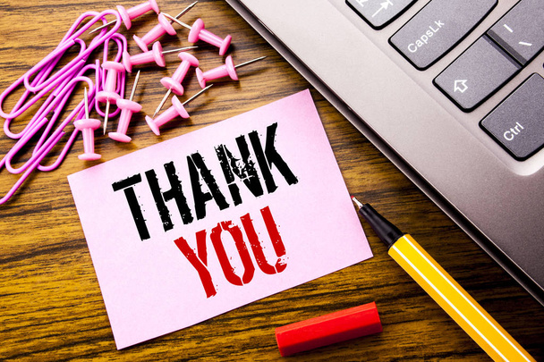 Testo scritto a mano che mostra Grazie. Business concept per Gratitude Grazie scritto su carta adesiva rosa sullo sfondo di legno accanto alla tastiera. Con penna rossa
. - Foto, immagini