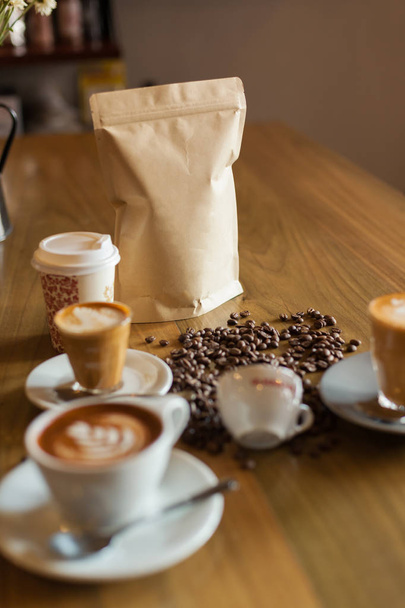 Café, como uma xícara de cappuccino, semente e pacote de café. Seleccionar
 - Foto, Imagem