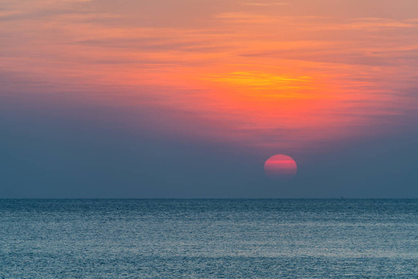 Ήρεμη θάλασσα με το πορτοκαλί του ουρανού κατά το ηλιοβασίλεμα - Φωτογραφία, εικόνα
