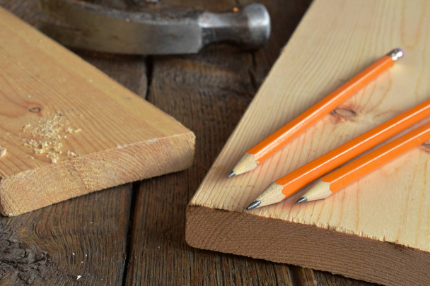 Una imagen de cerca de herramientas manuales en un banco de carpintería de madera
.  - Foto, Imagen