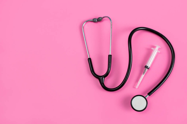 stethoscope and syringe on pink background - Φωτογραφία, εικόνα