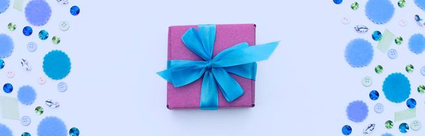 Banner Caja de regalo sobre fondo pastel festivo
. - Foto, imagen