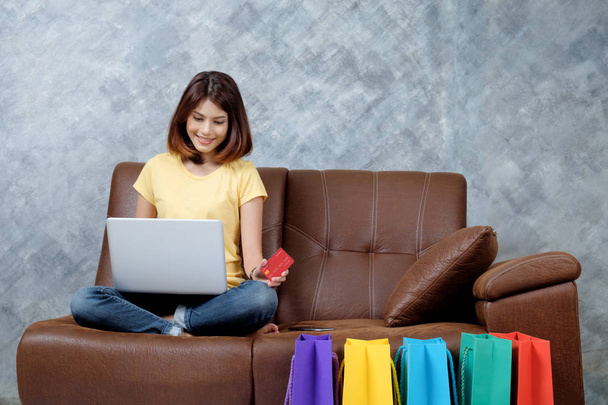 Femme faisant du shopping en ligne à la maison
. - Photo, image