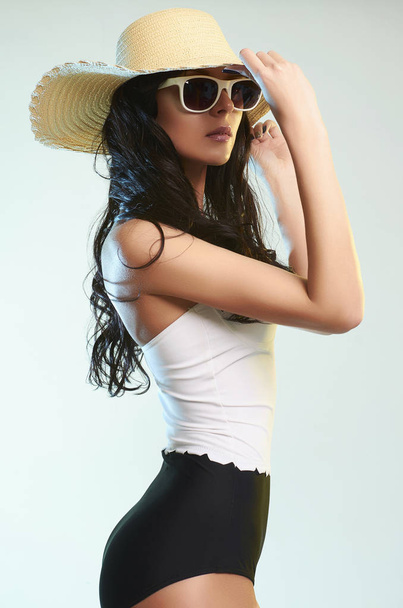 fashion girl in hat and sunglasses - Фото, изображение