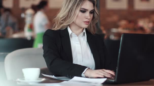 bir iş kadını bir kafede oturan bir dizüstü bilgisayarda çalışır. çekici bir kız telefon aramayý cevaplar - Video, Çekim