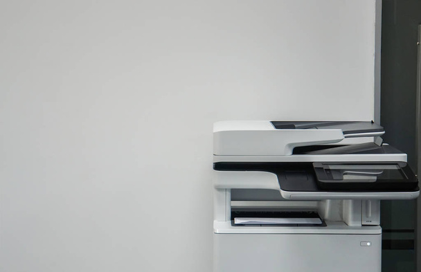 multifunctionele printer in kantoor voor afdrukken, scannen, kopiëren en verzenden van fax - Foto, afbeelding