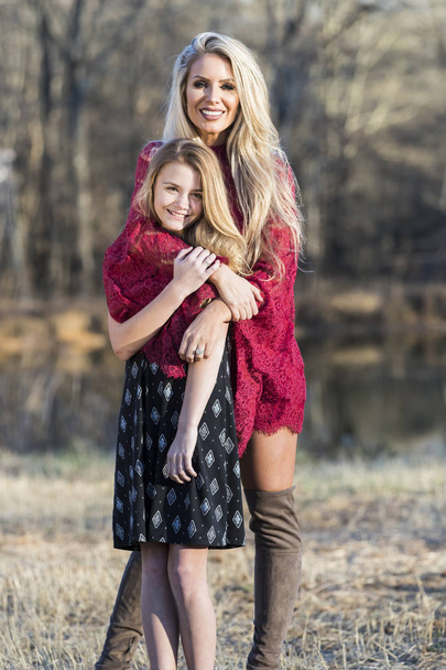 Linda loira modelo posando com sua filha adolescente
 - Foto, Imagem