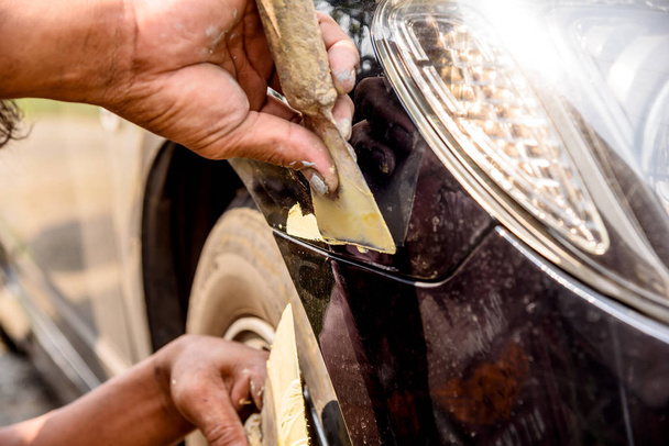 Mechaniker Reparaturmechaniker Reparatur zerkratzt an Karosserie und Prepa - Foto, Bild