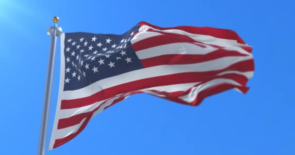 青い空に手を振っているアメリカの国旗のアメリカ合衆国のループします。 - 映像、動画