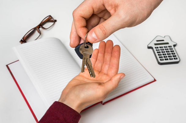 Realitní agent dává klíče od nového domu pro mladou ženu - Fotografie, Obrázek