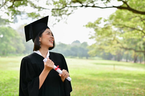 Αποφοίτηση έννοια. Αποφοίτησε οι μαθητές την ημέρα αποφοίτησης. Ασίας  - Φωτογραφία, εικόνα