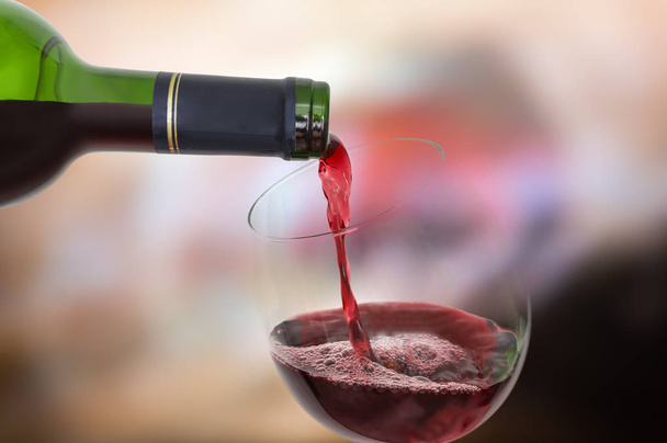 Червоне вино вливається в келих - концепція святкування
 - Фото, зображення