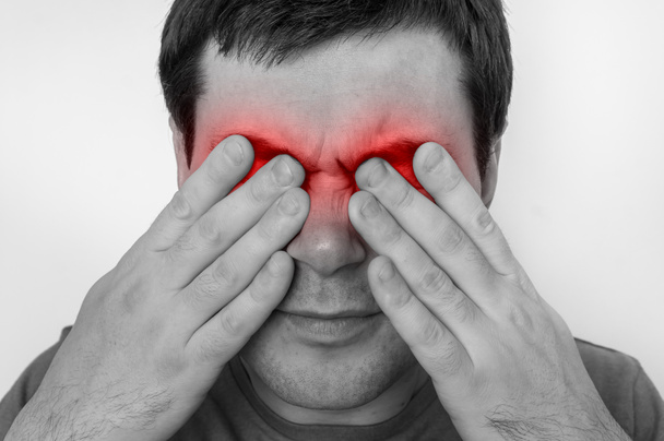 Adam gözlerini ağrı ile ağrıyan gözleri tutuyor - Fotoğraf, Görsel