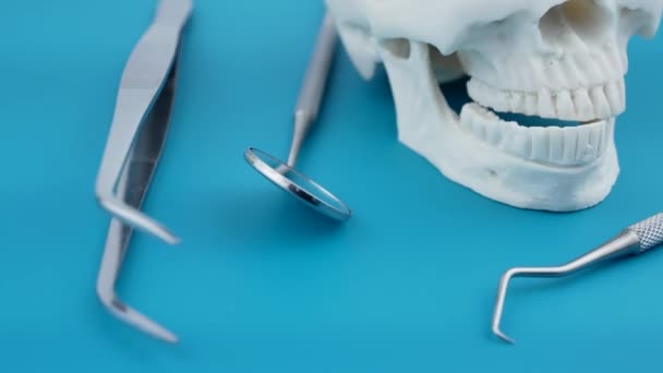 Zahnarztwerkzeuge mit menschlichem Schädel und Kiefer - Filmmaterial, Video