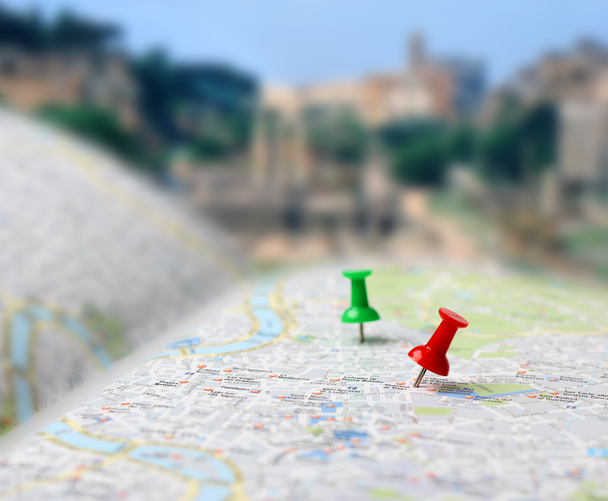 Utazási cél megjelenítése térképtűk blur - Fotó, kép