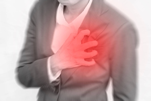 Жінка-офіцер чіпляється за груди, гострий біль можливий серцевий напад. Концепція серцевого нападу
. - Фото, зображення