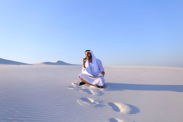 Portret van islamitische designer man die op mobile met c coördinaten - Foto, afbeelding