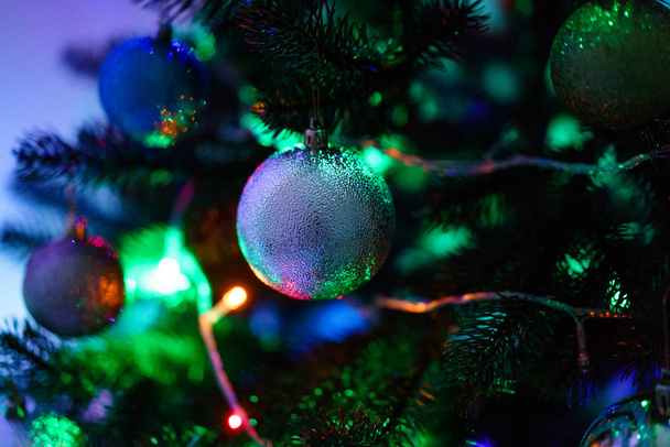 Close-up view of decorations on the Christmas tree at night - Foto, Bild