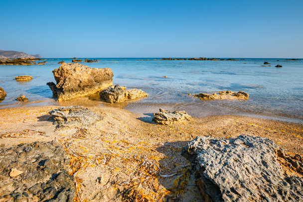 Pláž Elafonissi s růžový písek na ostrov Kréta, Řecko - Fotografie, Obrázek