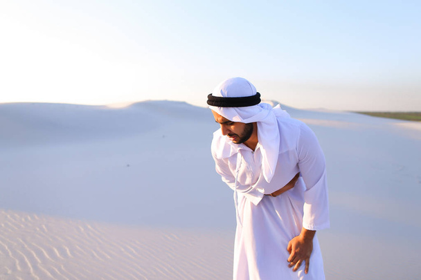 Młody mężczyzna Emirat cierpi na ciężkie bóle w jamie brzusznej, stojącą - Zdjęcie, obraz