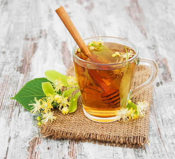 Чашка трав'яного чаю з квітами липи
 - Фото, зображення