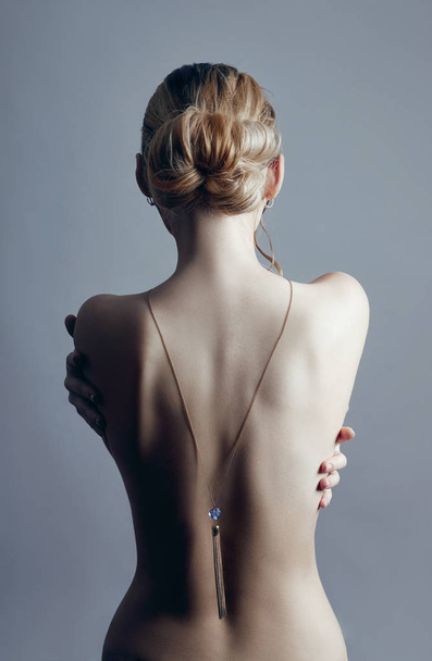 Art Nude fashion Nude back of blonde woman on grey background. G - Valokuva, kuva