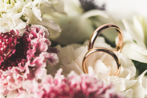 ブライダル ブーケでの結婚指輪のクローズ アップ表示  - 写真・画像
