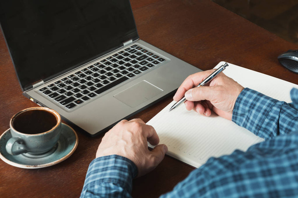 Taustakuva kädet kiireinen liikemies kirjoittaa kynällä ja käyttää kannettavaa toimistossa työpöytä
. - Valokuva, kuva