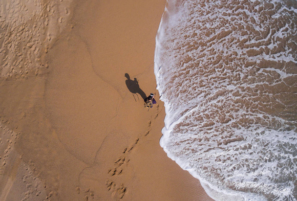 Zobrazit letecké jediné pláže kde je osoba, chůze  - Fotografie, Obrázek
