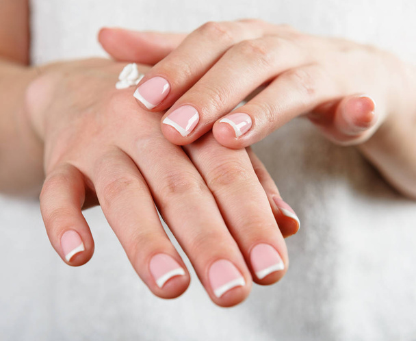 Beautiful womans hands applying cream - Foto, Imagen