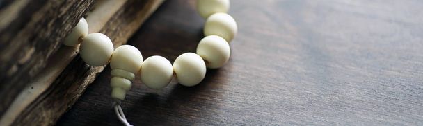 Fond long horizontal avec perles et encens
 - Photo, image