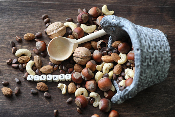 savoureux noix sur une table en bois
 - Photo, image